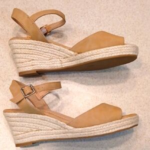 NWOT Tommy Bahama Tan Wedge Sandals